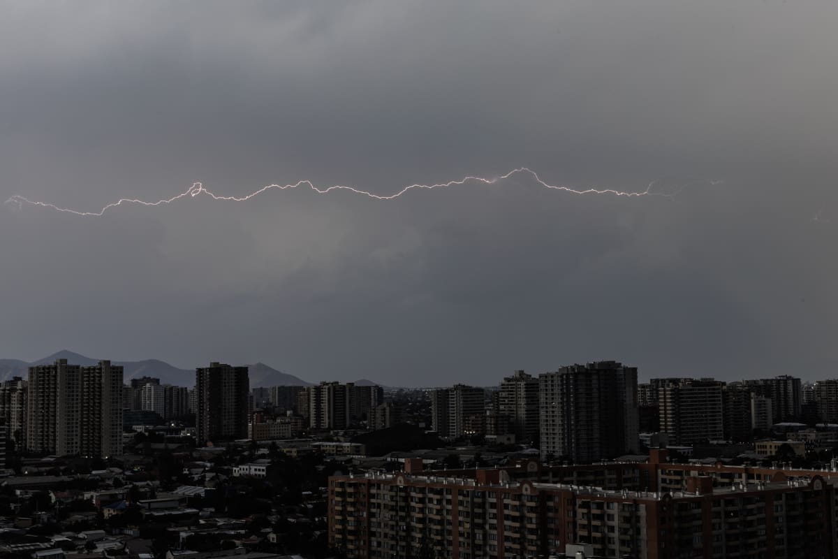 DMC advirtió por tormentas eléctricas en regiones de la zona centro-sur del país. Créditos: Diego Martin/Aton Chile.