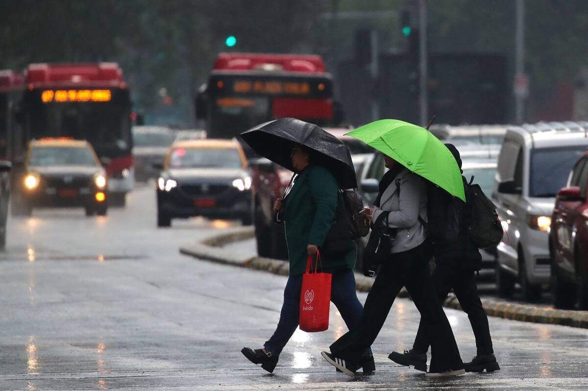 Las lluvias vendrán acompañadas de vientos de moderada intensidad en siete regiones del país, incluyendo la Región Metropolitana.