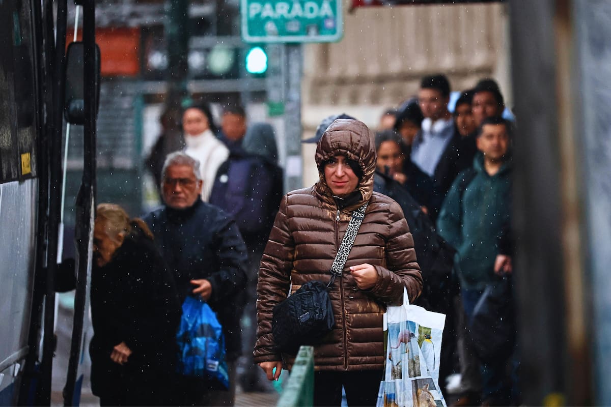 Descubre bajo qué condiciones la ley respalda al trabajador ausentarse ante complicaciones en el clima. Foto: Aton.