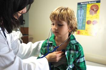 Estas son las 5 recomendaciones de Harvard para fortalecer el sistema inmunológico de tus hijos