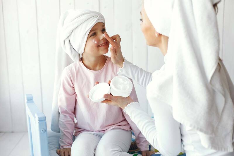 Conoce los peligros de esta tendencia y cómo cuidar de la piel de tus hijos.