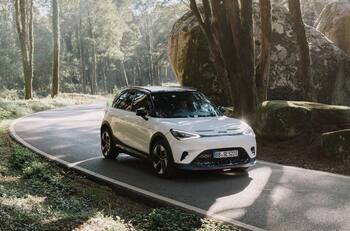 Reconocida marca de autos eléctricos llegará este año a Chile