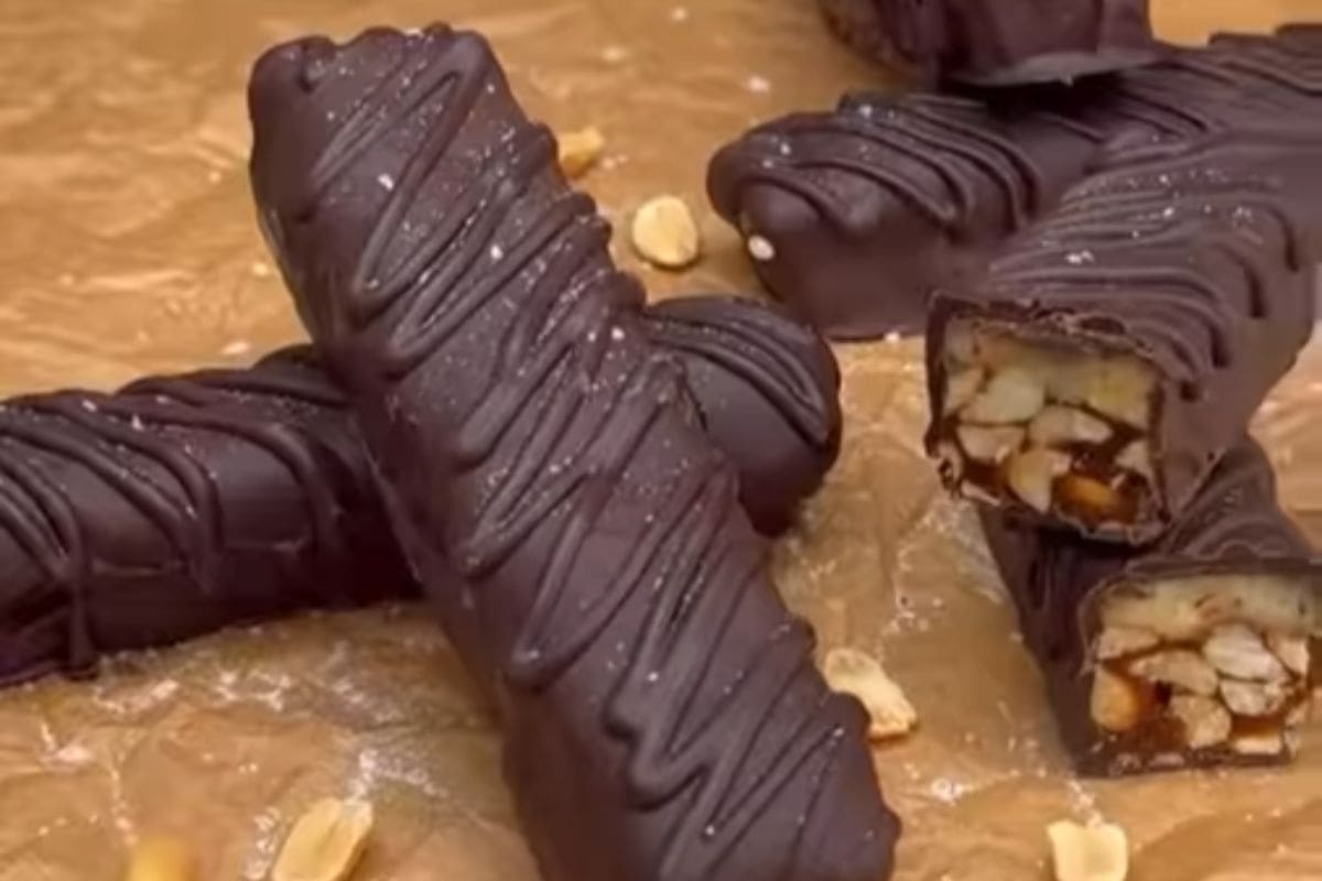 Tendrás que refrigerar las barras por 1 hora y luego bañar con chocolate.
Créditos: IG @andres_bravonauta.