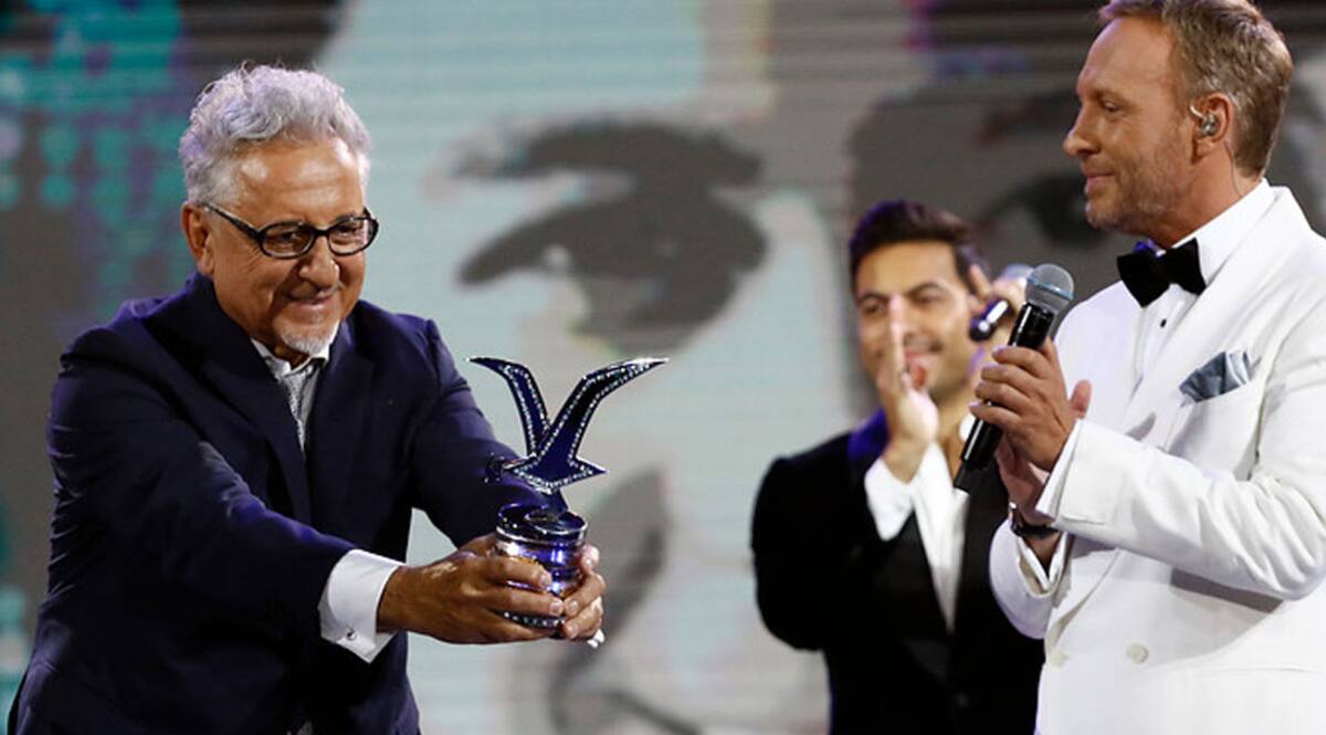 Sobrino de Lucho Gatica recibiendo la Gaviota de Platino