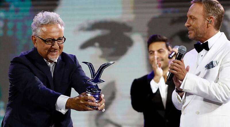 Sobrino de Lucho Gatica recibiendo la Gaviota de Platino
