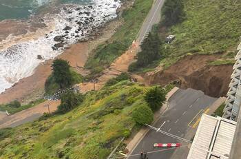 VIDEO | Así es el enorme socavón que cortó el camino costero en Concón: evacuaron parte de un edificio