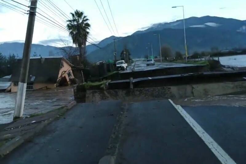 Este desastre obligó a suspender el tránsito en la ruta que conecta a Doñihue y Coínco.
