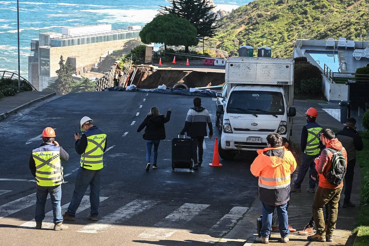 Vecinos de los edificios Miramar y Santorini Norte comienzan su evacuación tras el riesgo en que se encuentran por la presencia de un nuevo socavón.