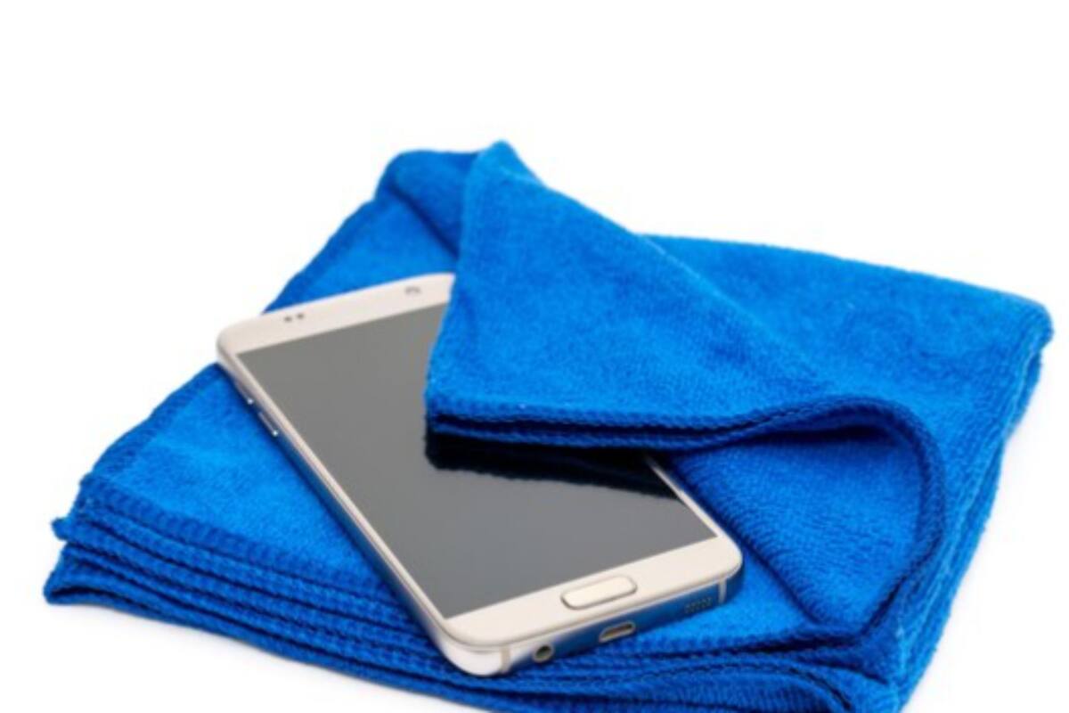 Esta es la forma correcta de limpiar las pantallas de tus dispositivos tecnológicos.
Créditos: Freepik.