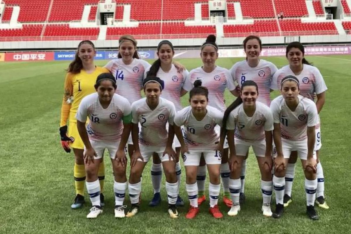 La delantera de la Selección, a los 16 años de edad, en Weifang, China, con la Sub 17 (segunda de derecha a izquierda, de pie).