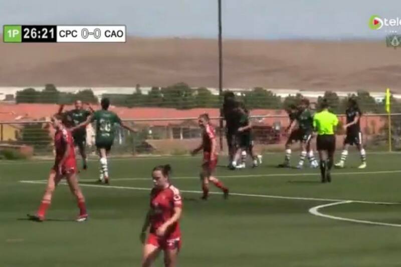 La delantera chilena Sonya Keefe le dio la clasificación al Cacereño a los playoffs por el ascenso en España. (Foto: Captura)