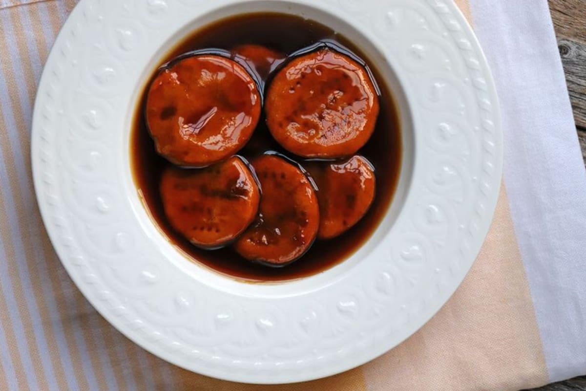 Con pocos ingredientes puedes crear un delicioso almíbar que reemplazará la chancaca. Créditos: Pinterest.