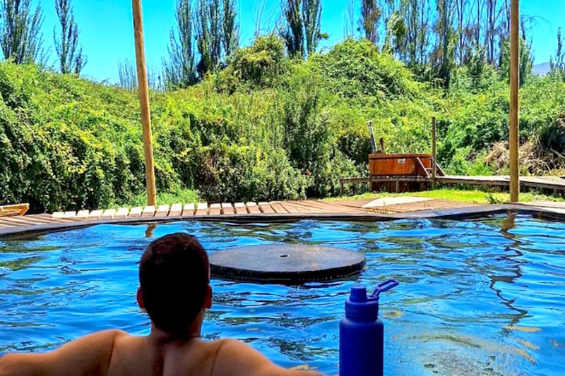 En el lugar, podrás disfrutar de refrescantes baños en la piscina y distintas actividades enfocadas en la relajación y el bienestar. Créditos: Spa Natural Mallinco.