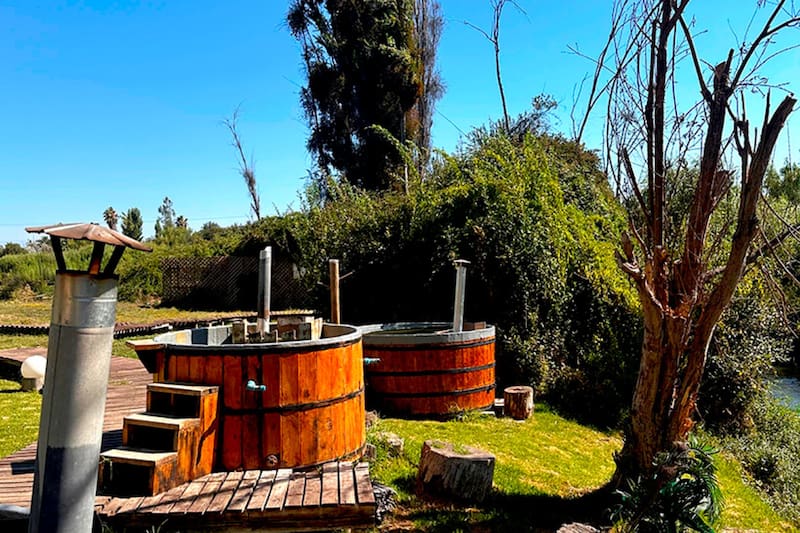 El recinto cuenta con tinajas de agua caliente, sauna y masajes pensados para la relajación integral de cada visitante. Créditos: Spa Natural Mallinco.