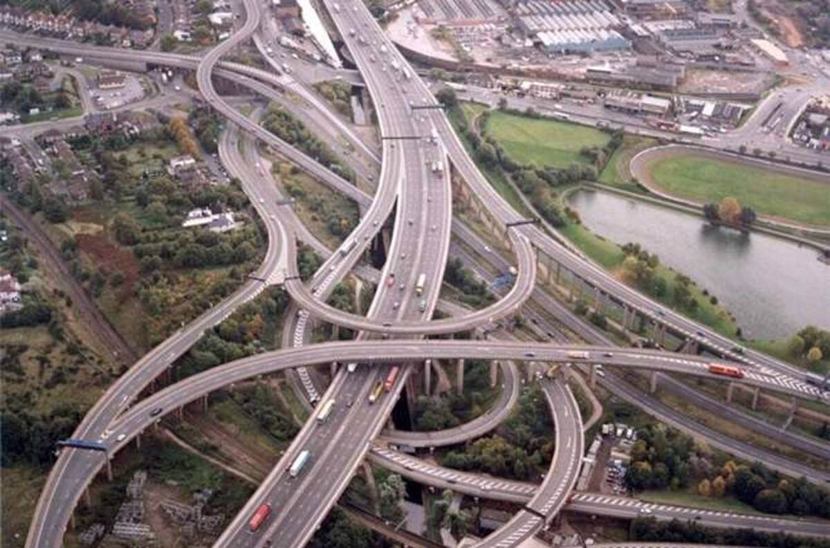 Turistas pagan 10 euros por un tour abajo de una autopista ¿por qué?
