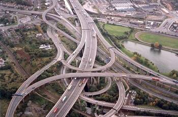 Turistas pagan 10 euros por un tour abajo de una autopista ¿por qué?