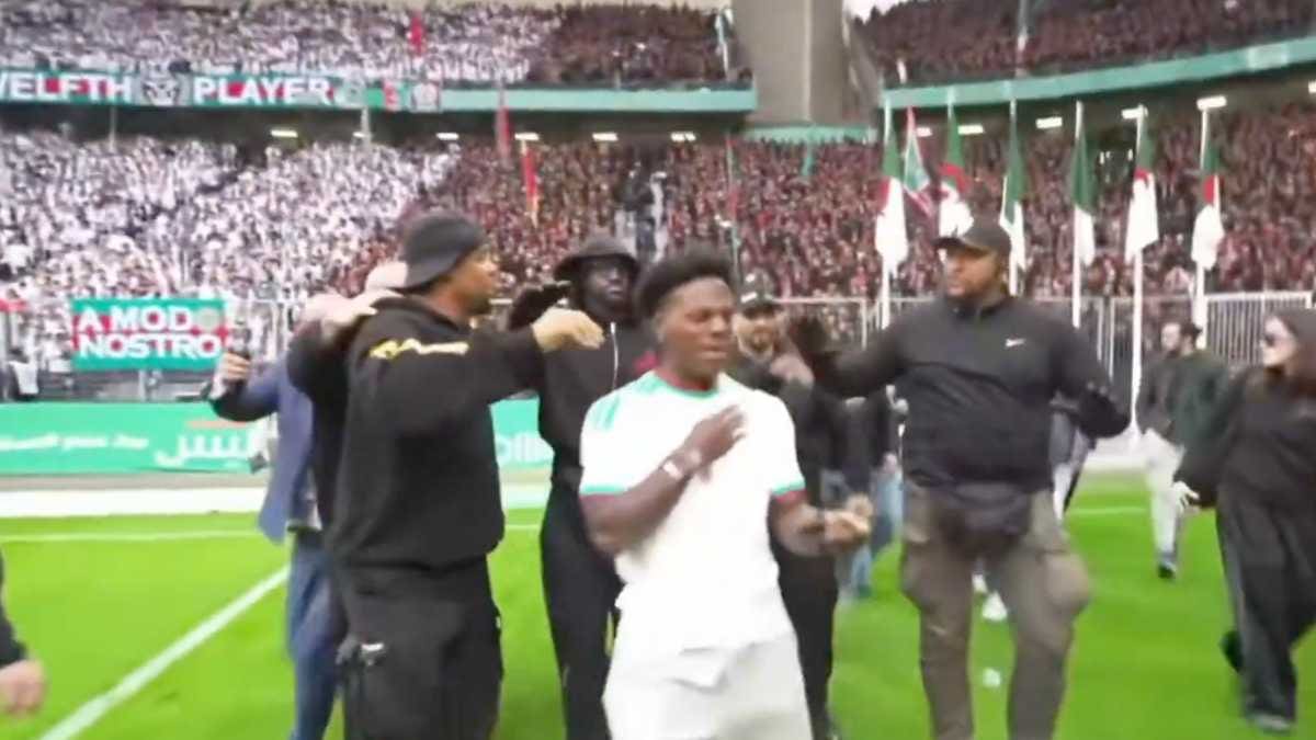 VIDEO | Pudo pasarle en Chile: Speed fue sacado a botellazos de partido de fútbol en Argelia