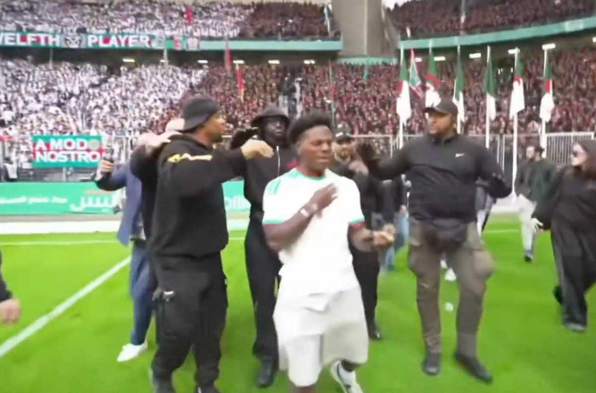 VIDEO | Pudo pasarle en Chile: Speed fue sacado a botellazos de partido de fútbol en Argelia