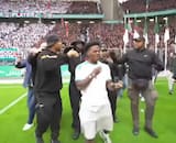 VIDEO | Pudo pasarle en Chile: Speed fue sacado a botellazos de partido de fútbol en Argelia