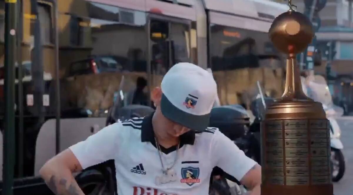 El artista urbano sale en varias escenas con la camiseta de Colo Colo.