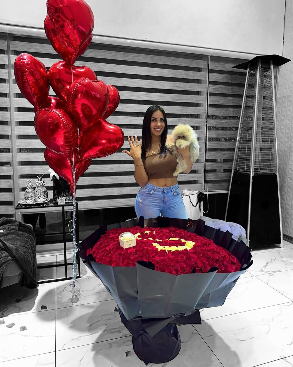 posó con los regalos que le dio Jere Klein.