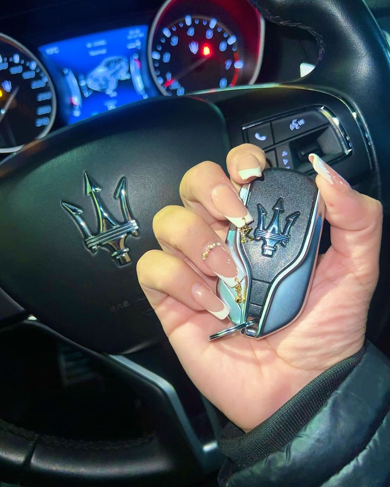Steffi Elizondo mostrando el interior de su nuevo Maserati