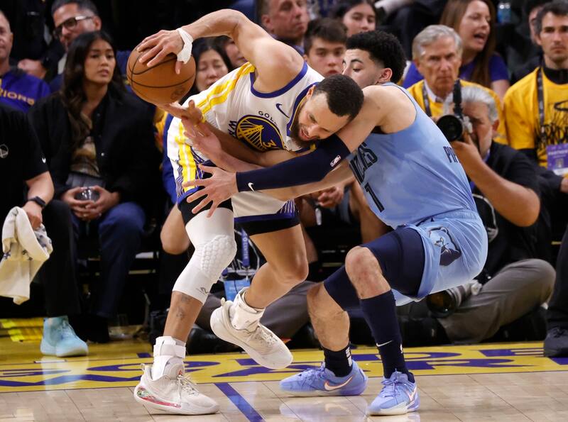 durante el partido entre Golden State Warriors y Grizzlies.
