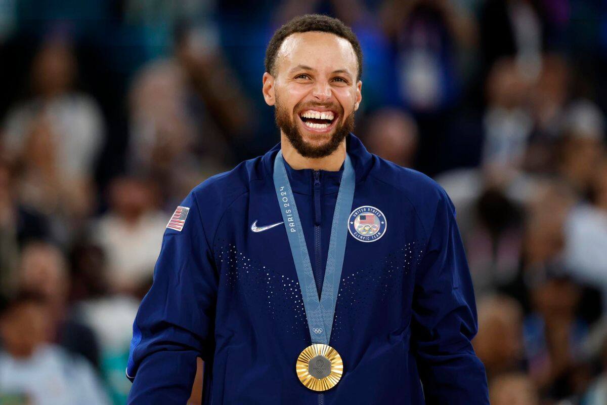 sonríe tras ganar la medalla de oro con el Dream Team en los Juegos Olímpicos de París 2024. Foto: EFE.