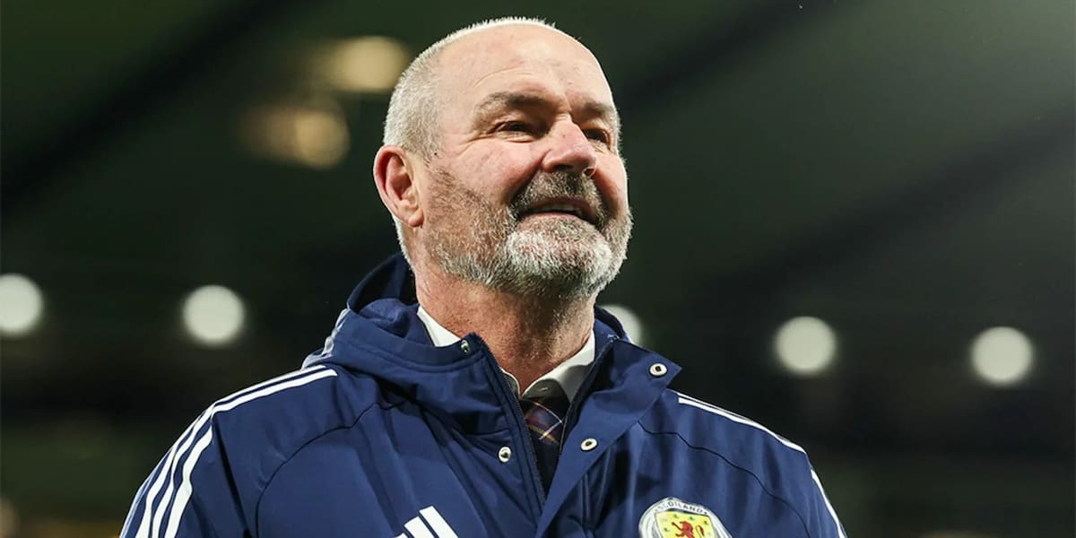 Renunció como DT de Escocia tras quedar eliminado del Mundial.