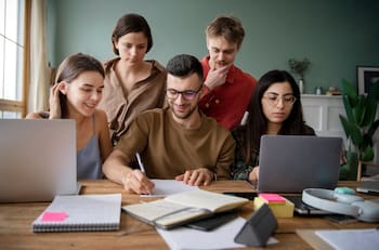 IPS paga bono de $22.000 mensuales a jóvenes chilenos que cumplan estos requisitos