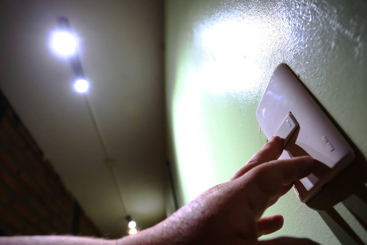 La medida busca ayudar a las familias más vulnerables a pagar las cuentas de luz. Créditos: Alejandro Astorga/Aton Chile.