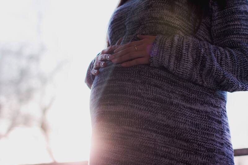 Este es un beneficio para mujeres embarazadas. Créditos: Pexels.