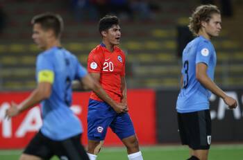 Era la gran promesa del fútbol chileno, se fue a Europa y ahora su club no sabe qué hacer con él