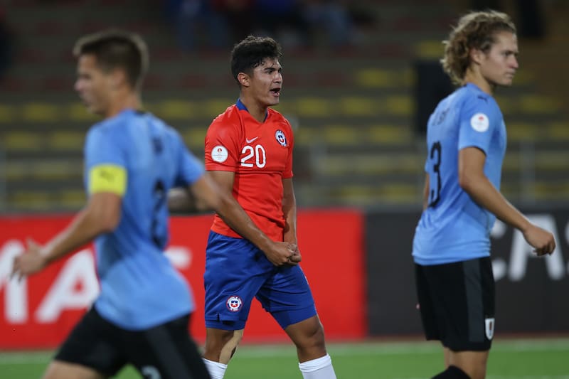 El jugador de Chile, Luis Rojas celebra su gol contra Uruguay.