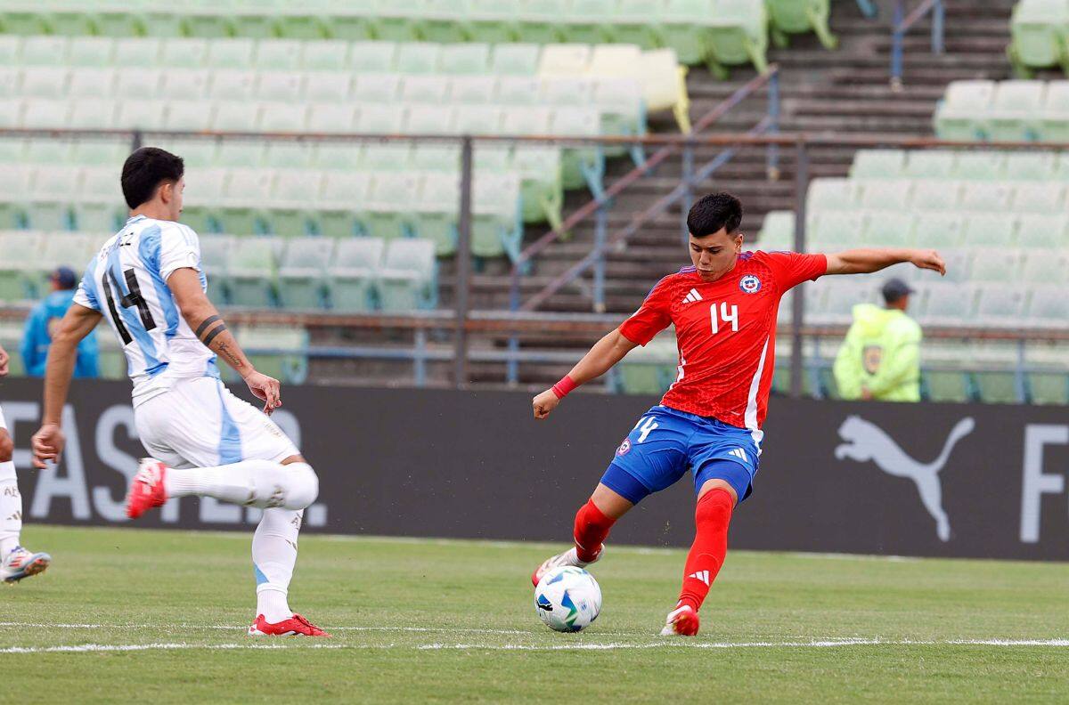 La Roja Sub-20 despertó tarde: Chile cae ante Argentina en el estreno del Hexagonal Final