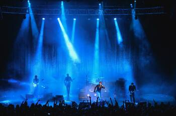 Fanáticos de Suede molestos luego de que su show en el Festival REC 2025 no se emitiera por streaming