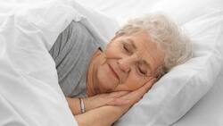 Esta es la cantidad de horas que deben dormir los adultos mayores de 60 años