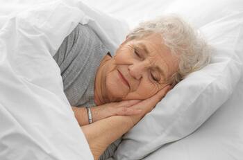 Esta es la cantidad de horas que deben dormir los adultos mayores de 60 años