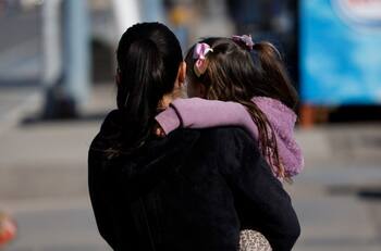 Familias chilenas podrán recibir bono de $21.000 por cada hijo: estos son los requisitos