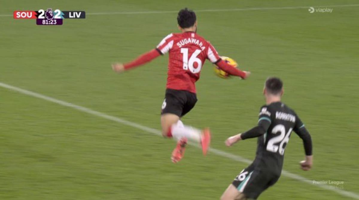 La mano de Sugawara que significó el penal con el que Liverpool ganó 3-2.