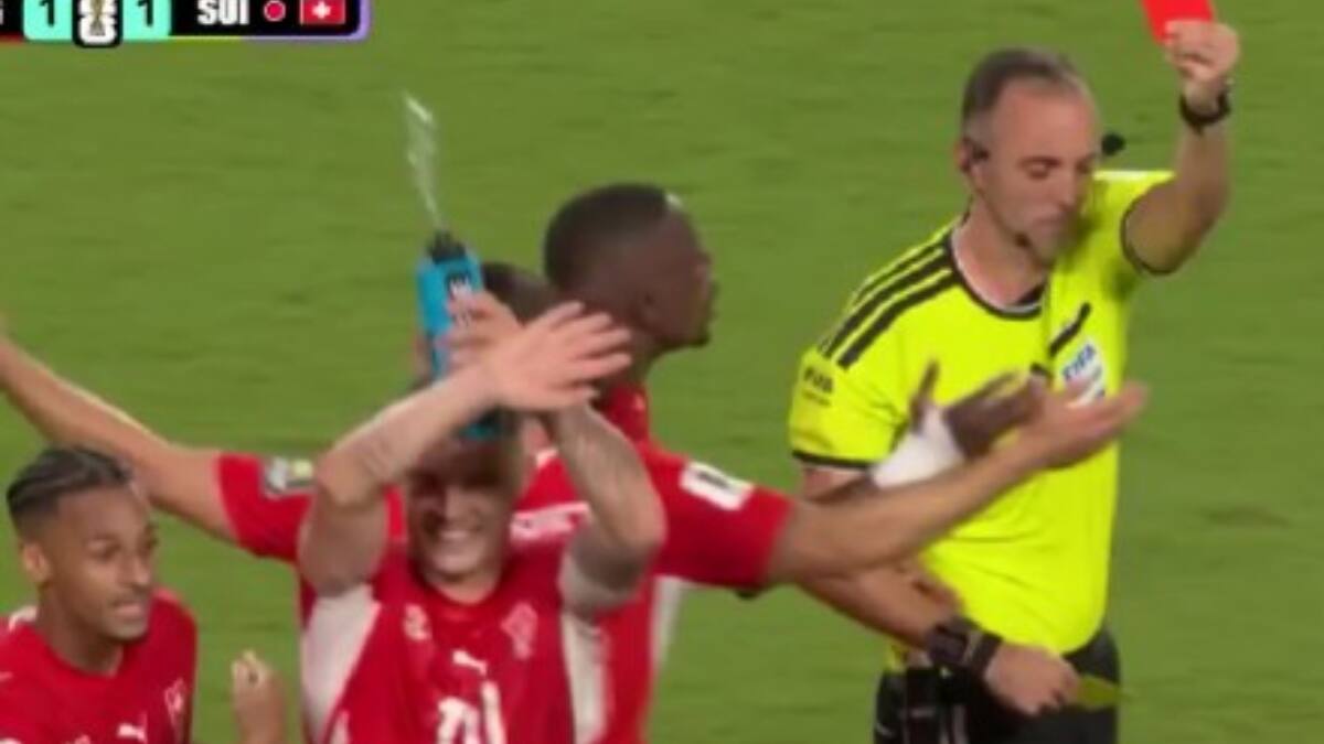 Suiza no lo podía creer: el árbitro le sacó la amarilla a Paredes y expulsó a uno de sus jugadores tras simulación