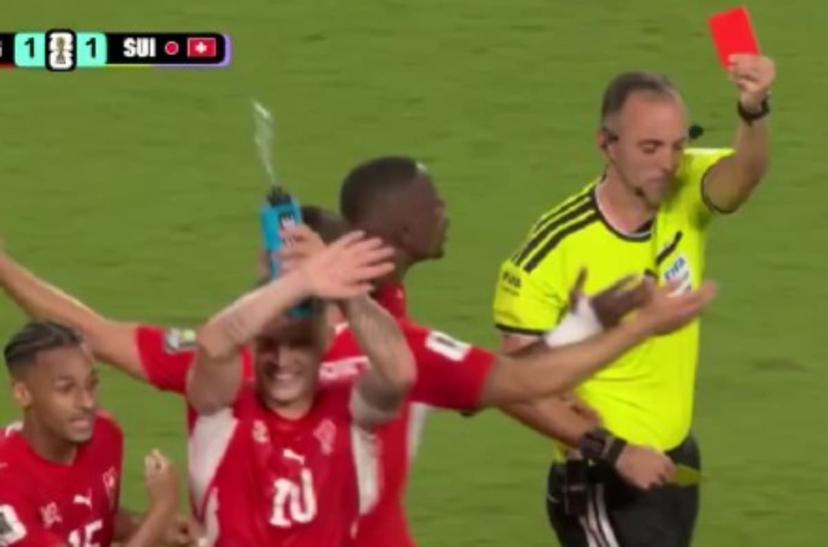 Suiza no lo podía creer: el árbitro le sacó la amarilla a Paredes y expulsó a uno de sus jugadores tras simulación