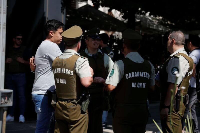 El hecho habría sido denunciado por un hombre que ingresó y presenció el delito en los baños del recinto.