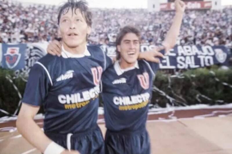 Gino Cofré celebra junto a Fabián Guevara, en el imborrable triunfo sobre Colo Colo de "La Nueva U".