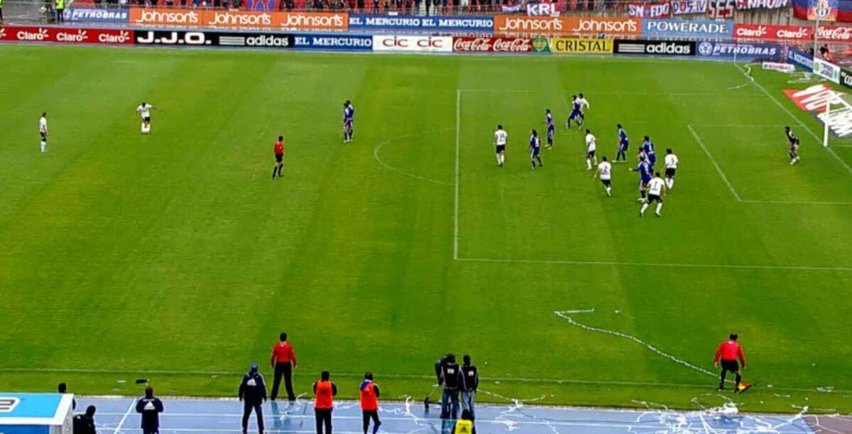 Momento en el que al juez de línea se le cae el banderín en el partido entre la U y Colo en 2010.