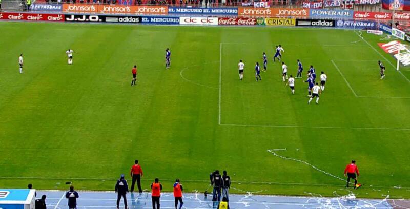 Momento en el que al juez de línea se le cae el banderín en el partido entre la U y Colo en 2010.