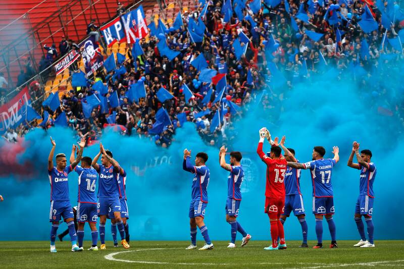 La barra de Universidad de Chile sorprendió con un gran número de extintores. (Foto: Agencia Aton)