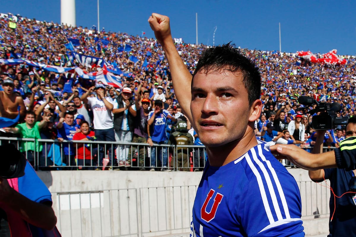 Charles Aránguiz fue protagonista en el último triunfo de la U sobre Colo Colo en el Estadio Nacional, hace más de una década.