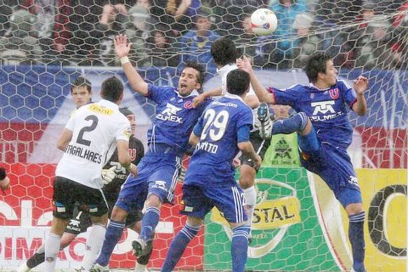 Javier Campora anota el 2-2 de Colo Colo en el duelo con la U en 2010.