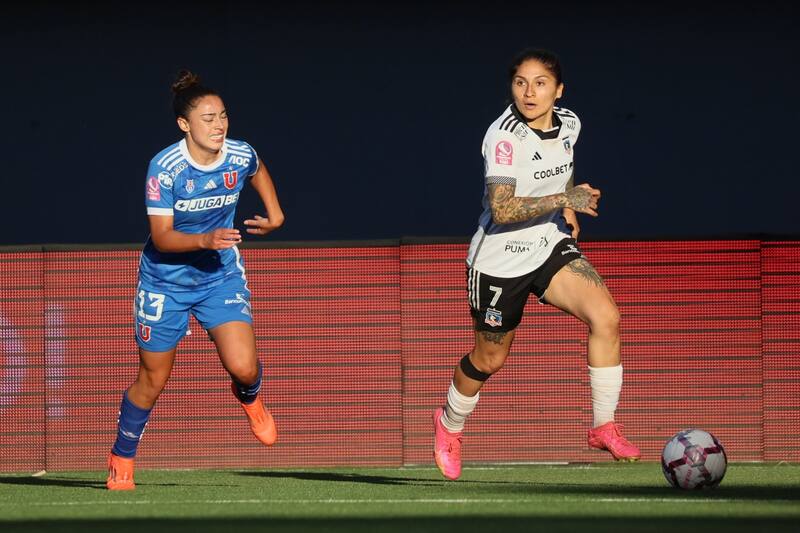 Colo Colo y La U chocan en Macul. Foto: Agencia Aton/Archivo.